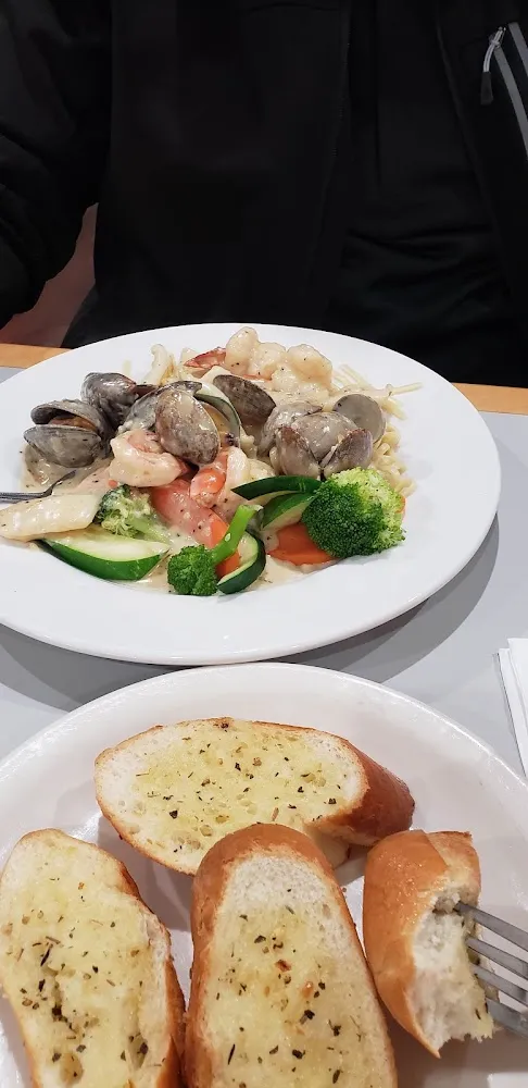 Seafood with White Sauce and Garlic Bread